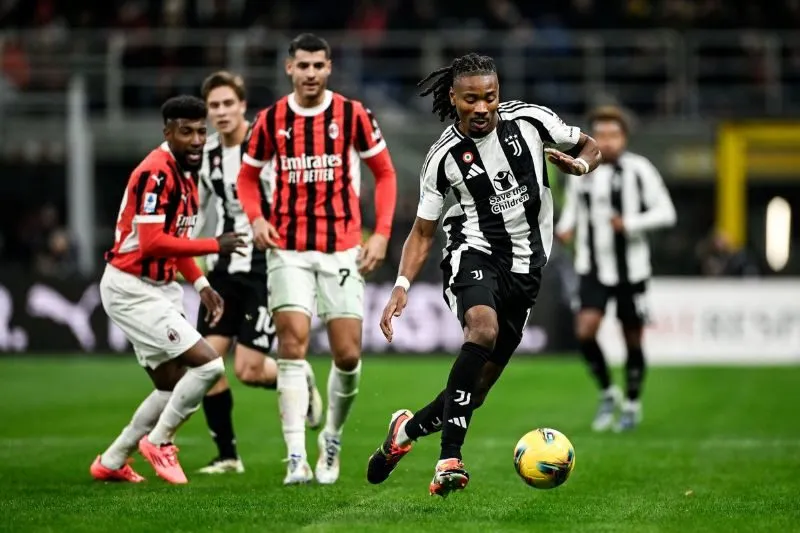Juventus vs AC Milan đang bám đuổi sát sao trên BXH