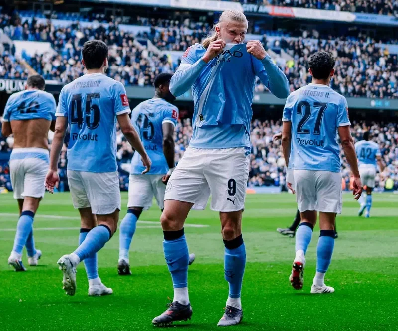 Man City vs Arsenal đang bám đuổi nhau sát sao